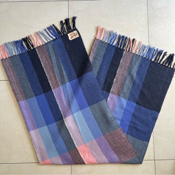 Churchill Hand Woven Wool Pink Blue Pastels Scarf 72 x 50” - Picture 2 of 12